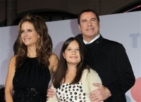 Kelly Preston, Elle Blue y John Travolta. Los tres actúan en "Old Dogs"